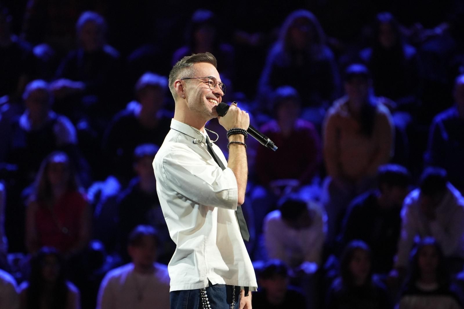 Emanuel Mirea cu microfonul pe scenă — cursuri de canto în București