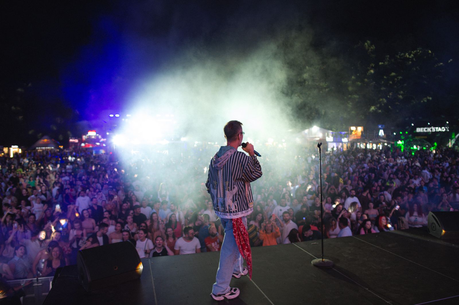 Emanuel Mirea pe scenă, în fața publicului la un festival