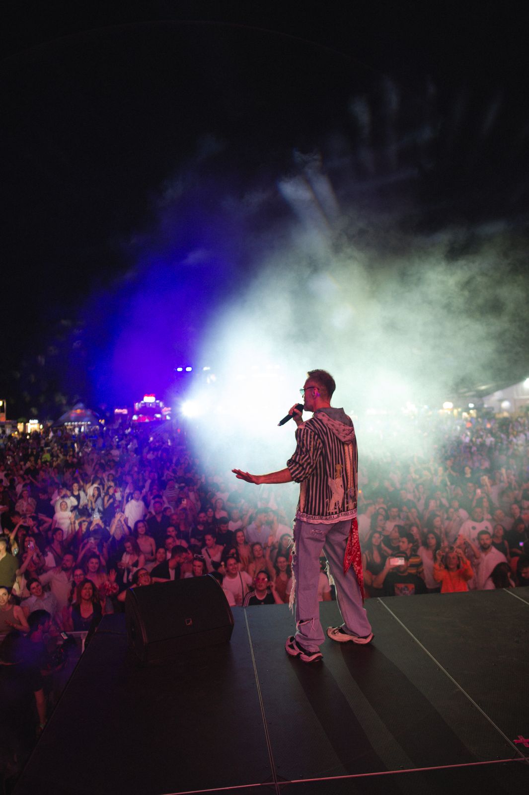 Emanuel Mirea în concert, cu publicul în lumini