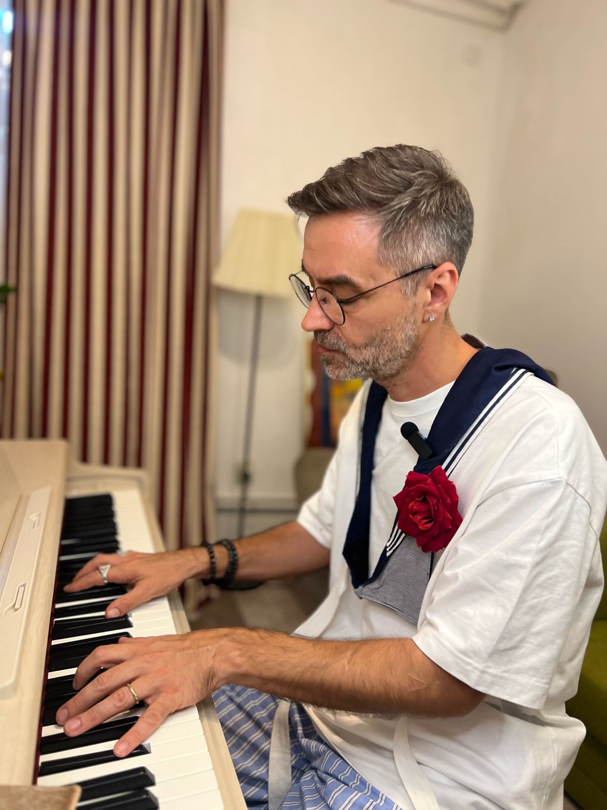 Emanuel Mirea cântând la pian în studioul academiei de muzică din București