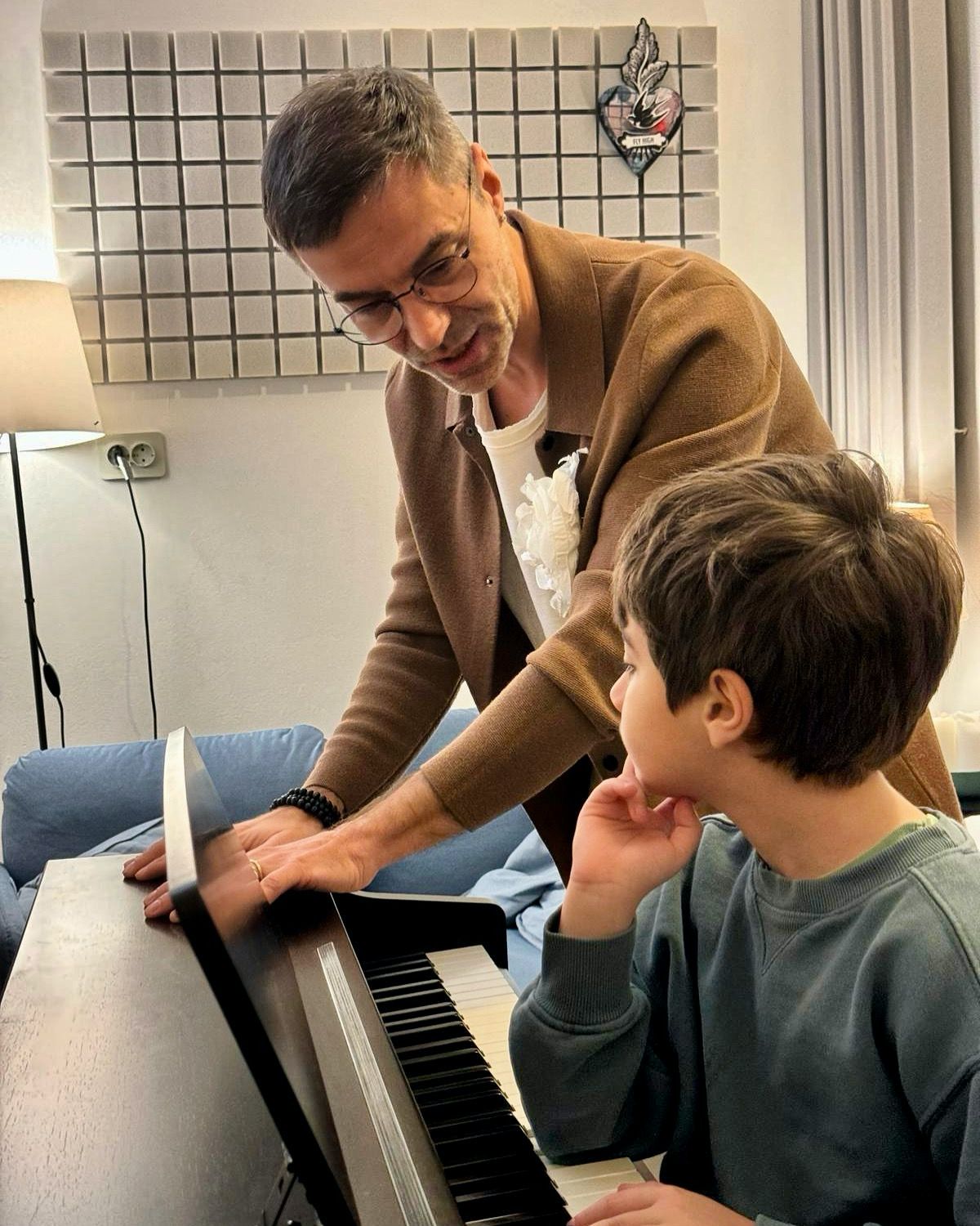 Emanuel Mirea îndrumând un elev la pian