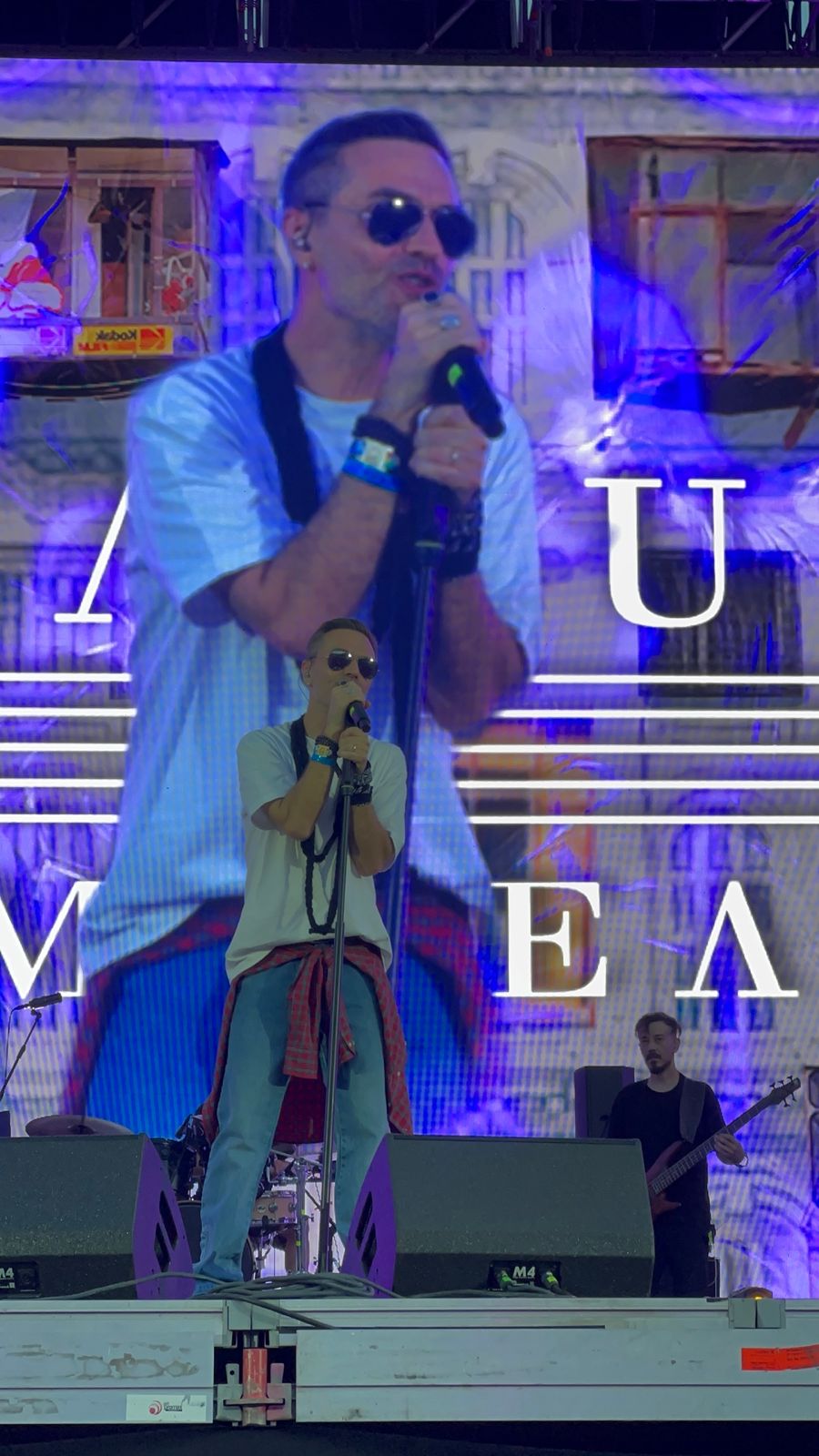 Emanuel Mirea cântând pe scena mare a unui festival
